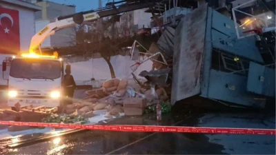 Freni patlayan pirinç unu yüklü kamyon okul bahçesine düştü. Sürücü