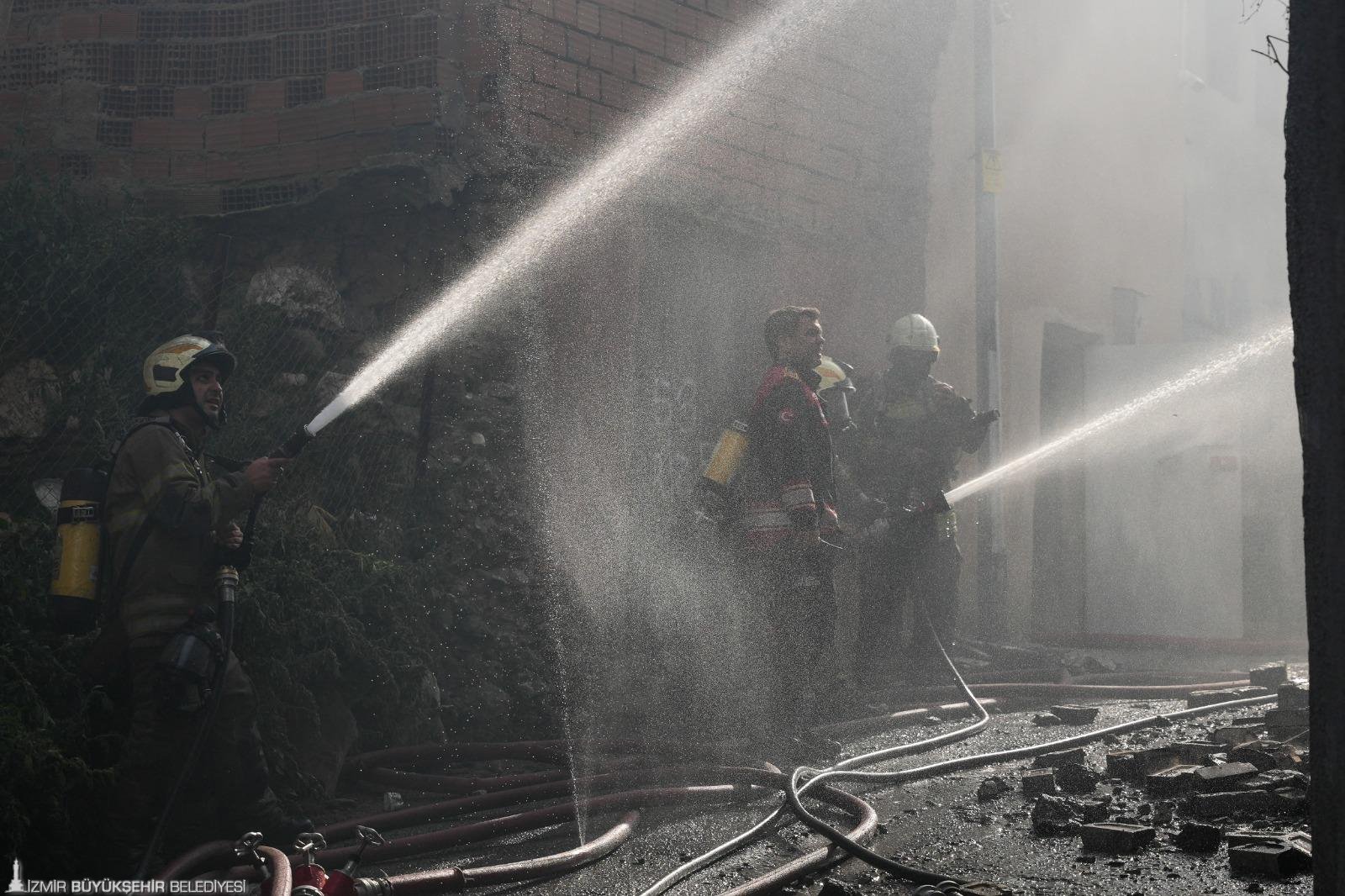 Konak’ta korkutan bina yangını: İzmir İtfaiyesi'nden hızlı müdahale