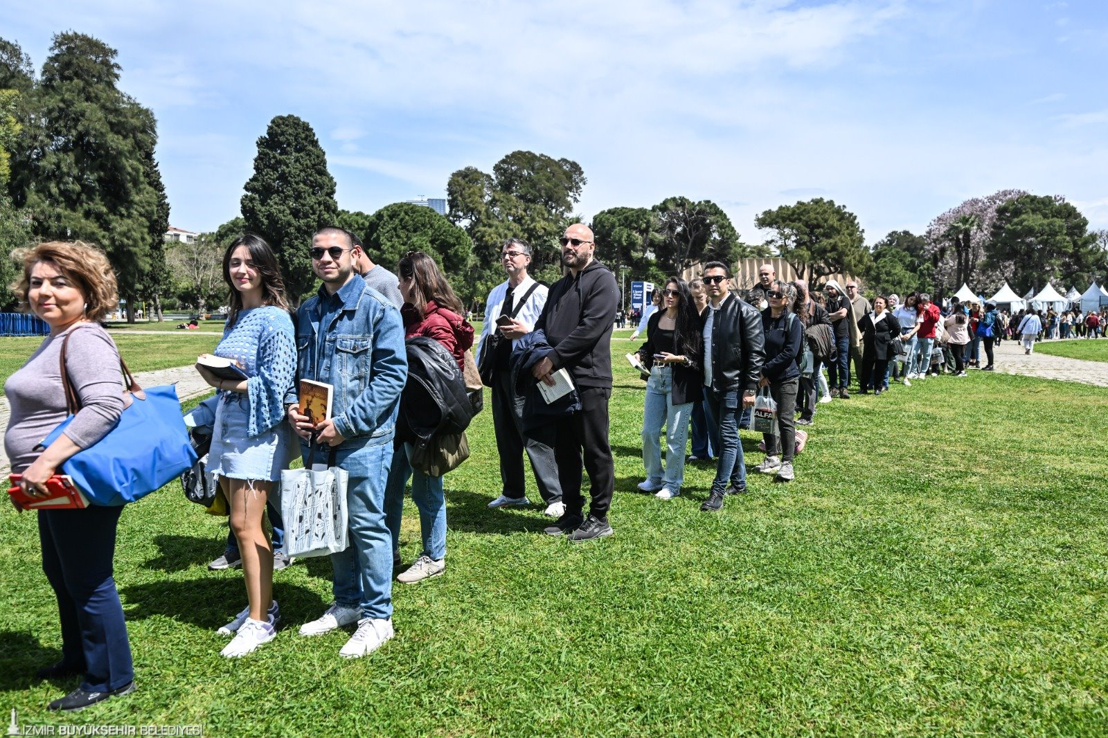İzmirliler İZKİTAP’a akın etti: Askıda Kitap ve ücretsiz etkinliklere yoğun ilgi