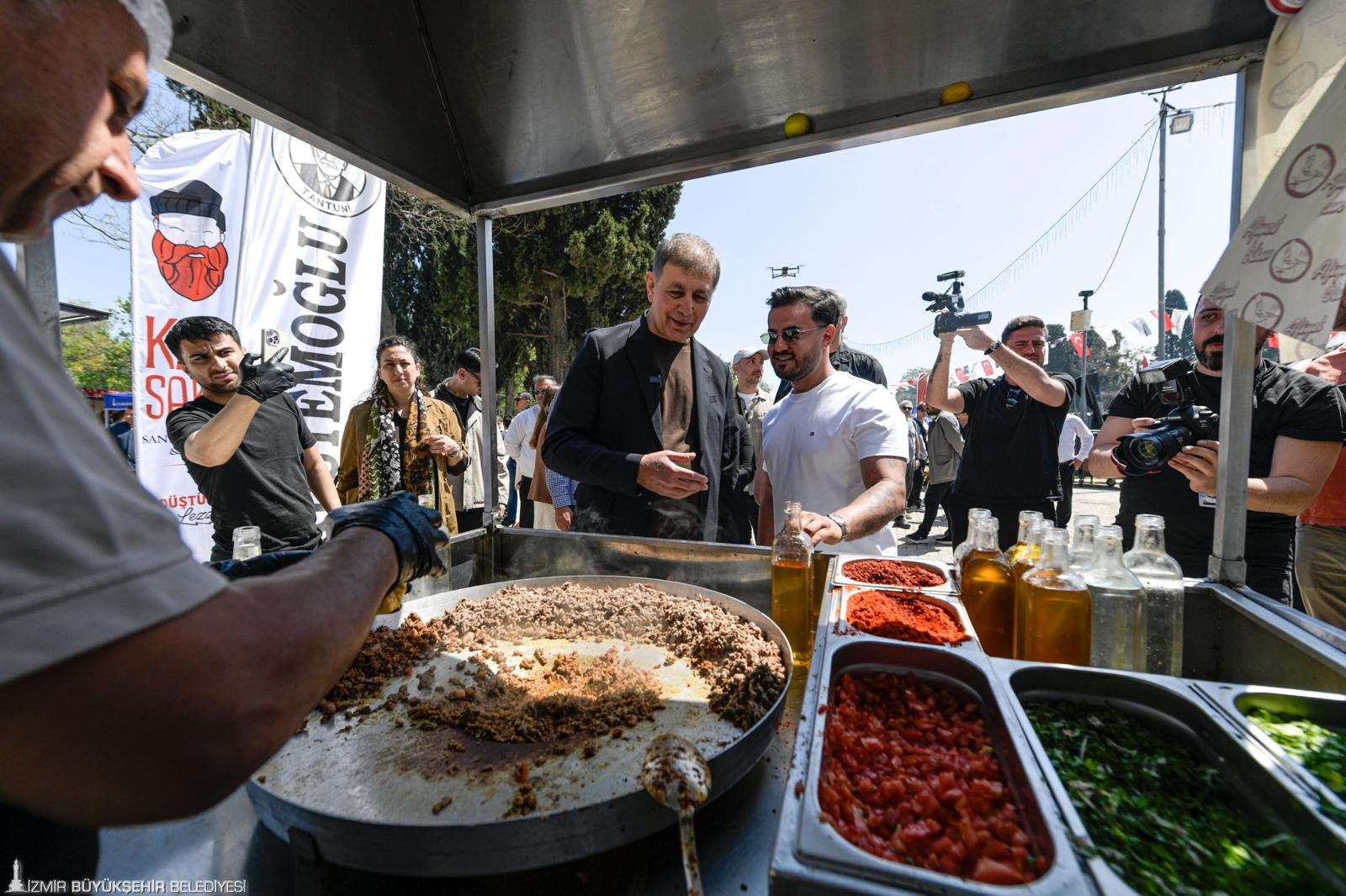 Masterchef İzmir'de: Tugay ocağın başına geçti, İzmirlilere ikramlarda bulundu