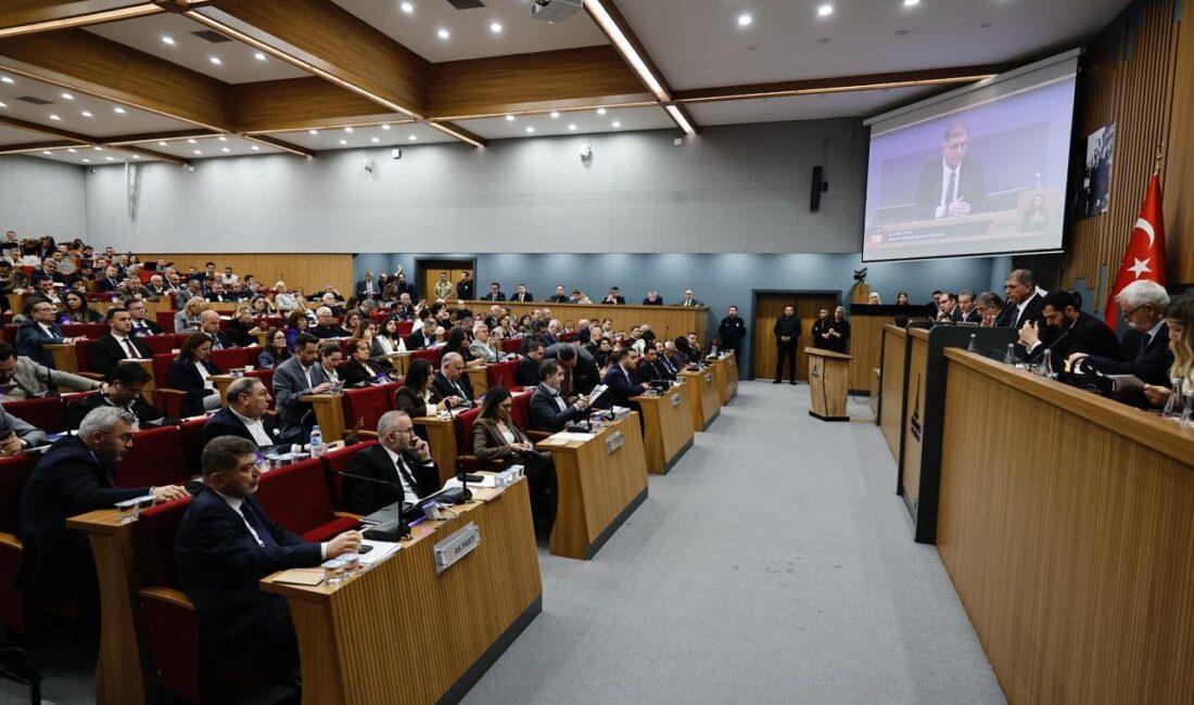 İzmir Büyükşehir Belediye Meclisi’nde konuşan Başkan Dr. Cemil Tugay, çamur