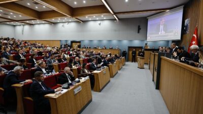 İzmir Büyükşehir Belediye Meclisi’nde konuşan Başkan Dr. Cemil Tugay, çamur