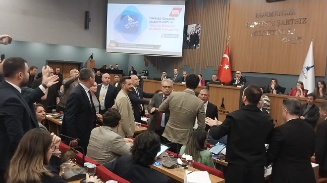 İzmir Meclisi'nde 'faaliyet raporu' gerginliği: Üyeler birbirinin üzerine yürüdü