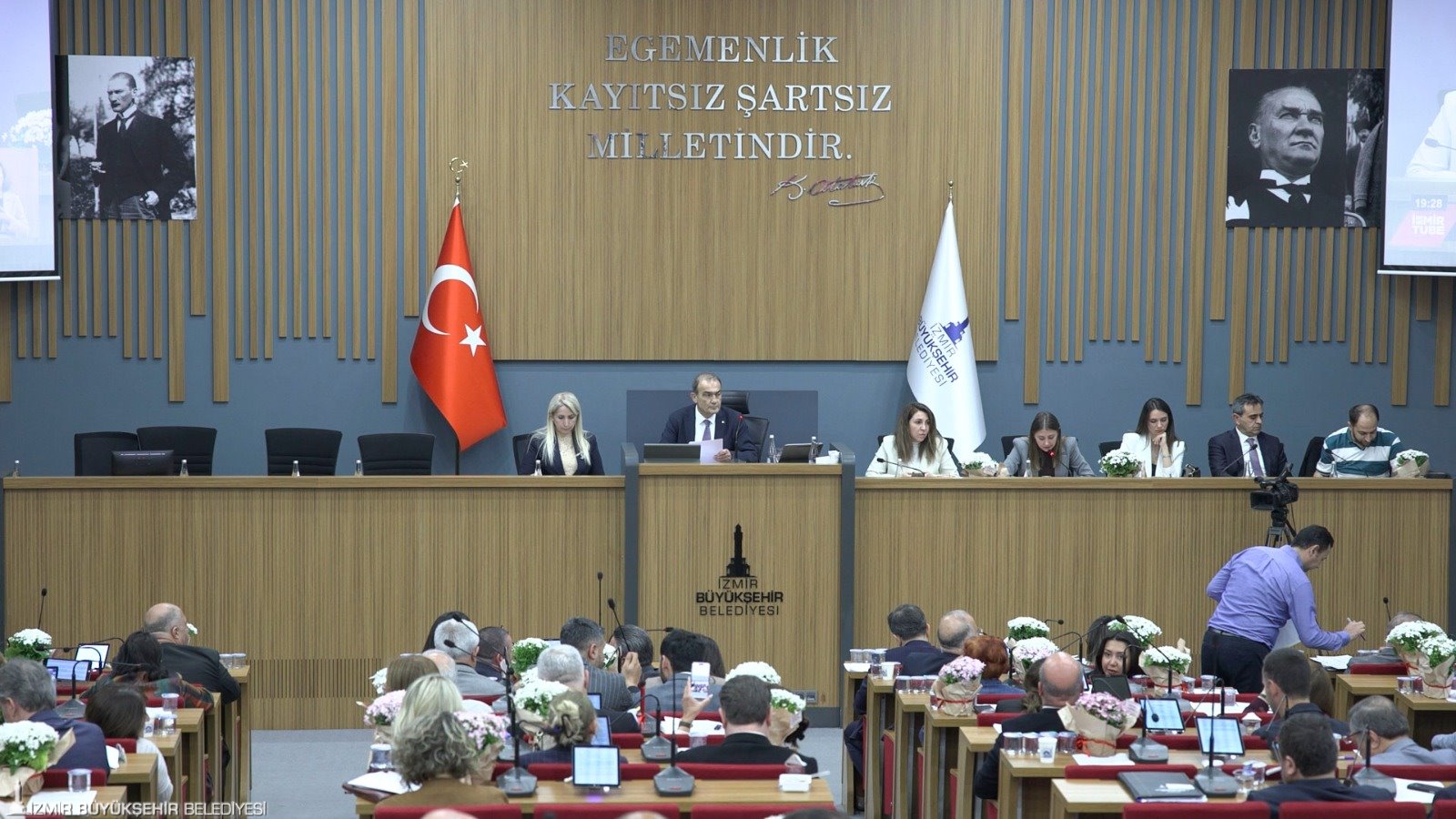 İzmir'de otellerde suya indirim: Meclisten geçti 1 İzmir'de otellerde suya indirim: Meclisten geçti