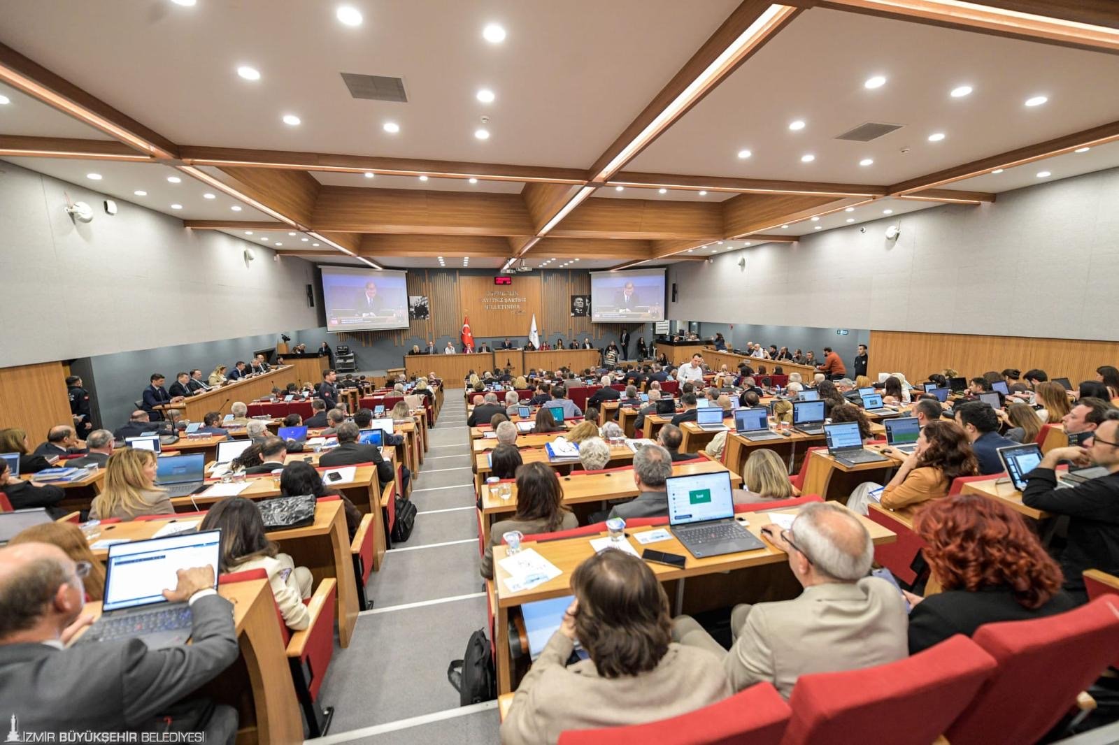 İzmir'de taksi ve minibüs ücretlerine zam geldi: Zamlı tarife meclisten geçti