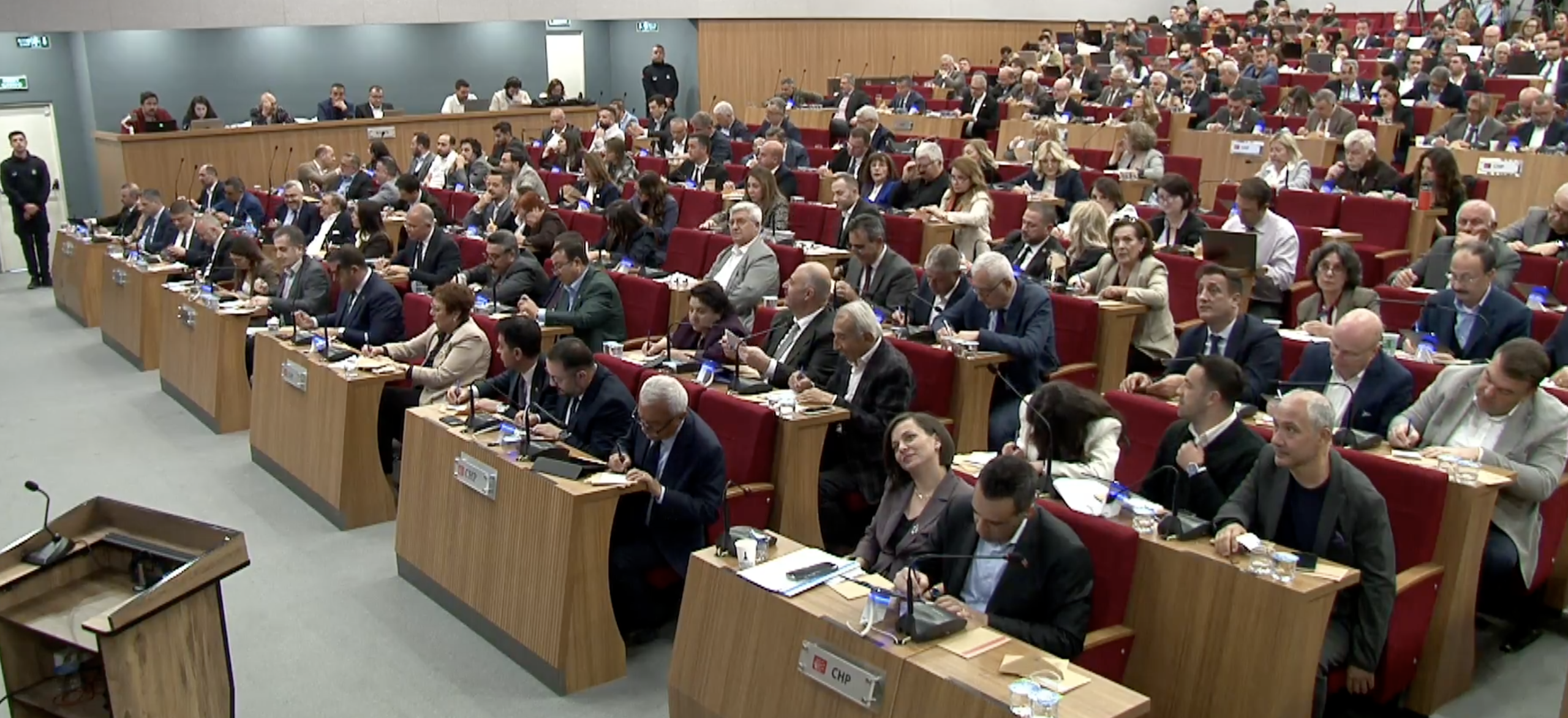 İzmir Büyükşehir Belediye Meclisi’nin Nisan ayı oturumunda, önümüzdeki bir yıl