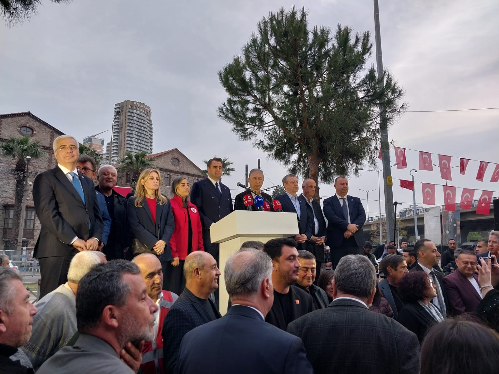 Çağatay Güç Meslek Fabrikası mitinginde: 'İzmir ile inatlaşmayın; her yerde direneceğiz'