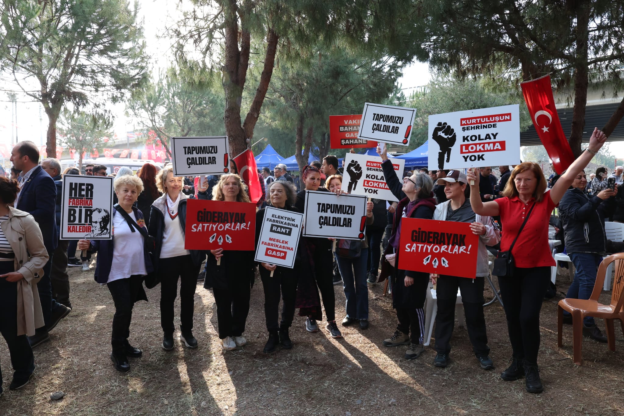 Hababam Sınıfı ruhu sokakta: "Mahmut Hoca kadar gururluyum, eğitime kilit vurulamaz!"