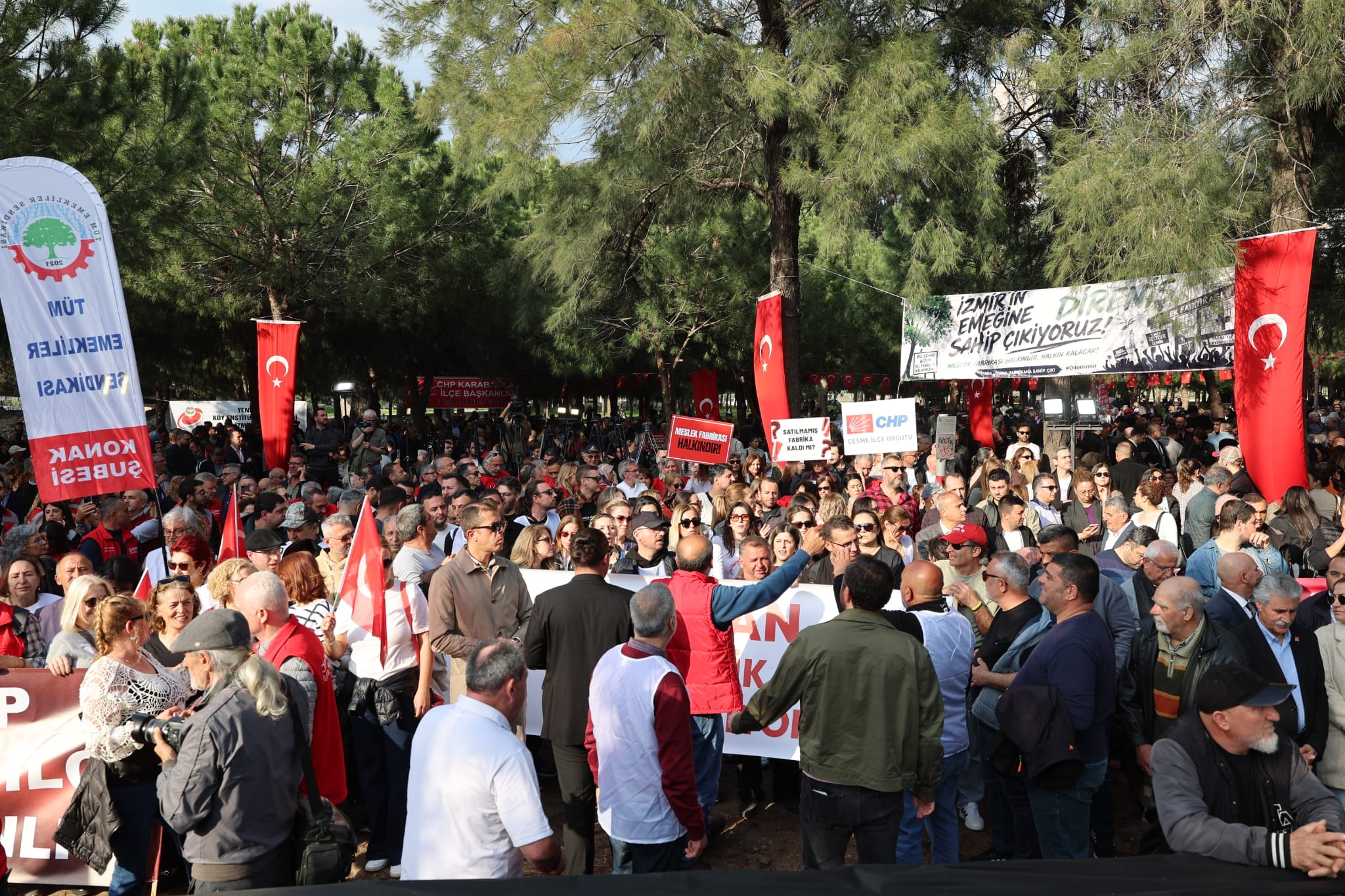 Hababam Sınıfı ruhu sokakta: "Mahmut Hoca kadar gururluyum, eğitime kilit vurulamaz!"