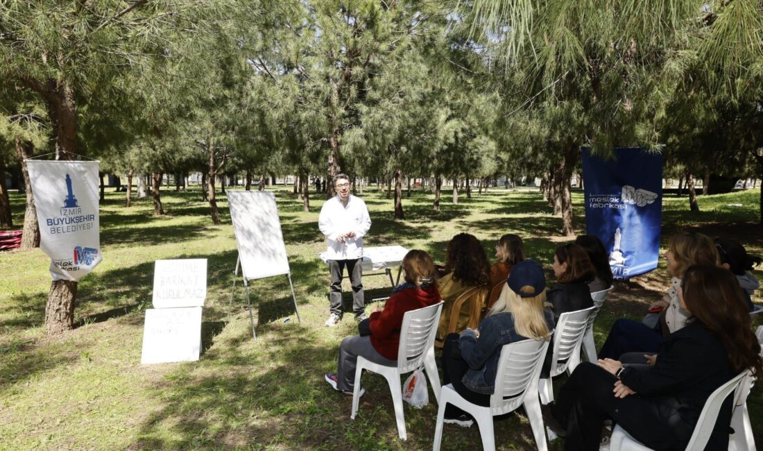 Tahliye edilen binanın önünde çimlerin üzerinde İngilizce dersi veren usta