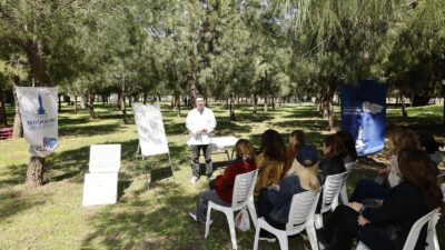 Tahliye edilen binanın önünde çimlerin üzerinde İngilizce dersi veren usta
