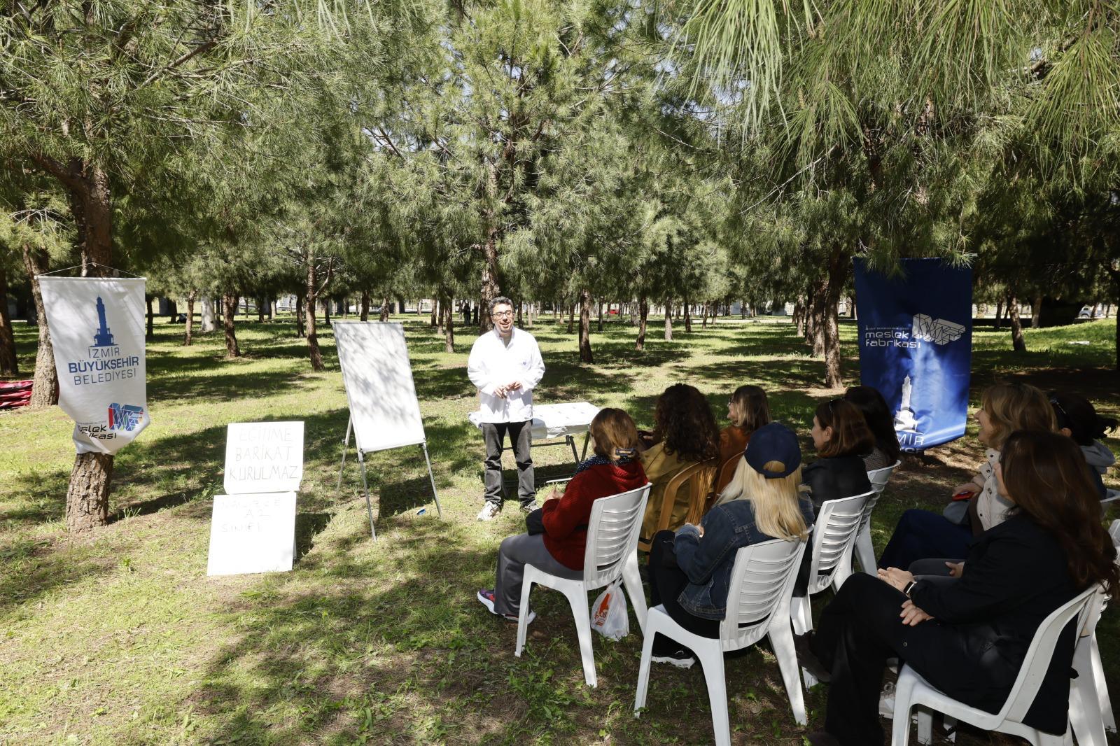 Tahliye edilen binanın önünde çimlerin üzerinde İngilizce dersi veren usta