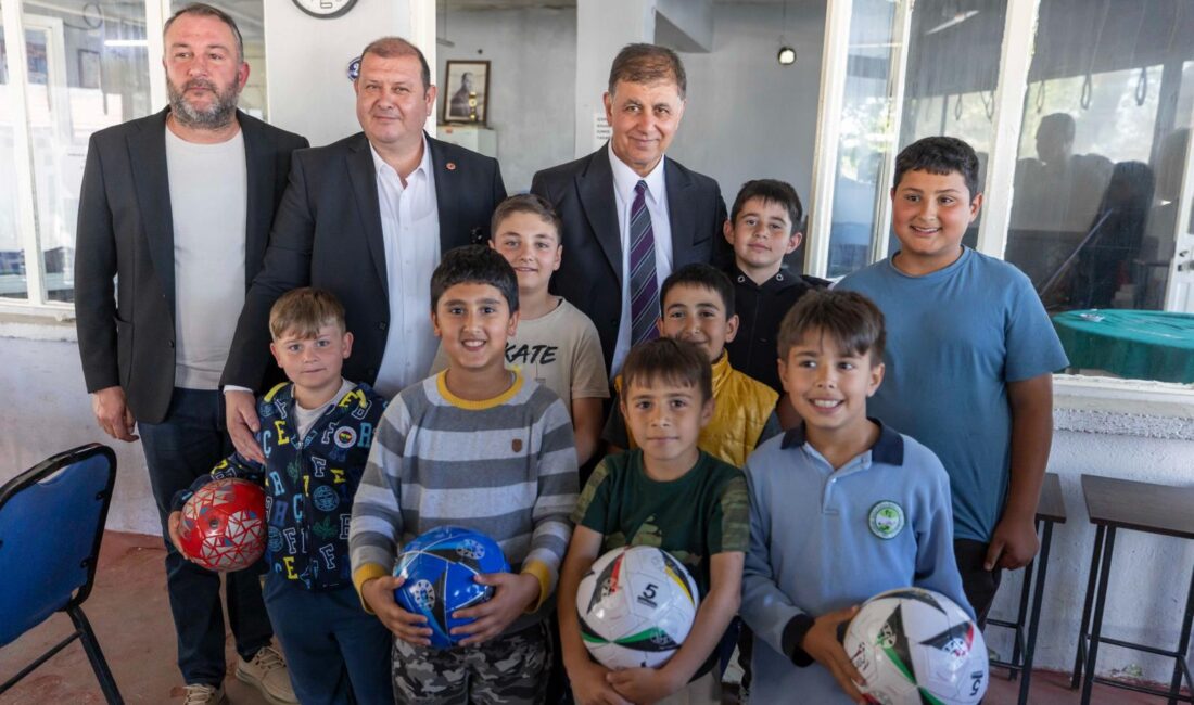 Meslek Fabrikası'nı korumak için polis barikatlarının önünde çekilen fotoğrafı Menderes'te