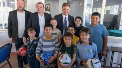 Meslek Fabrikası'nı korumak için polis barikatlarının önünde çekilen fotoğrafı Menderes'te