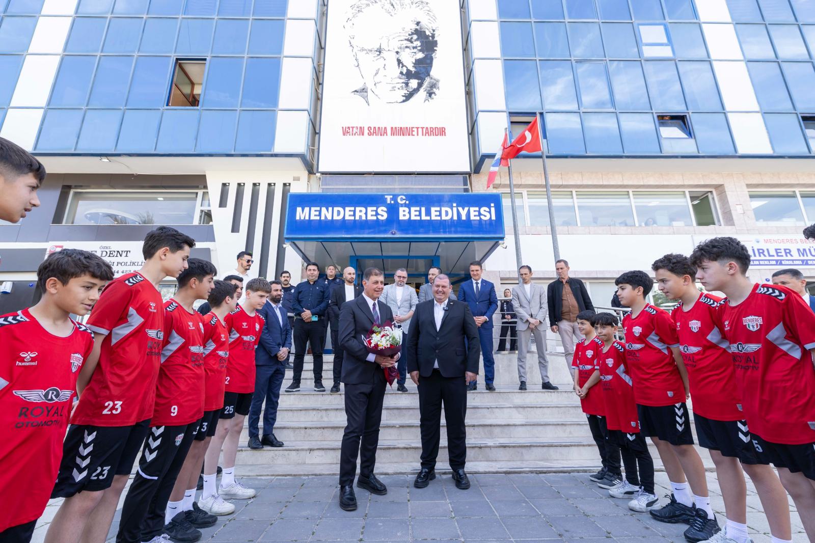 Meslek Fabrikası direnişi Menderes’te yankılandı: "Barikat önündeki o fotoğrafın gururunu taşıyorum!"