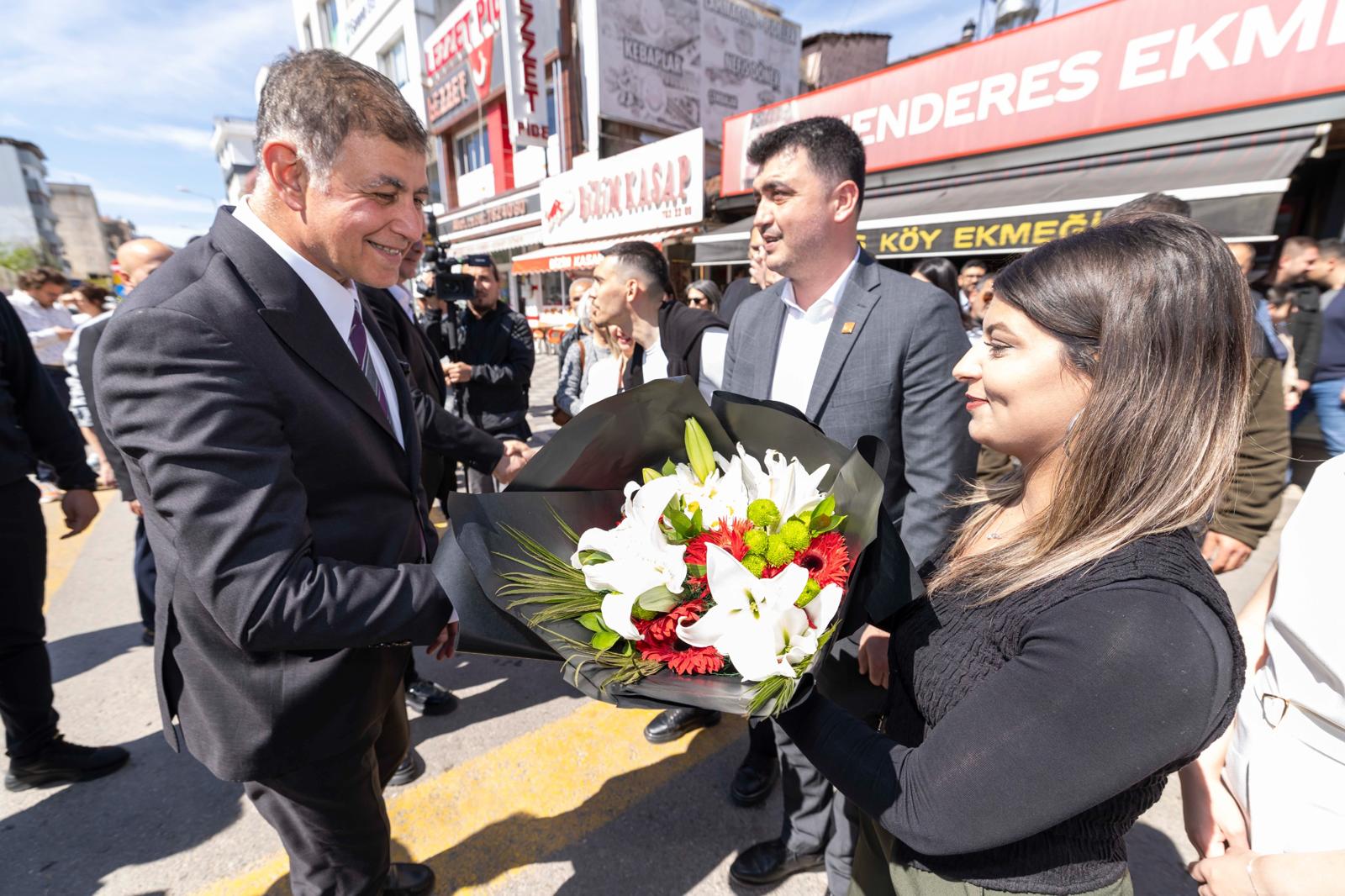 Meslek Fabrikası direnişi Menderes’te yankılandı: "Barikat önündeki o fotoğrafın gururunu taşıyorum!"