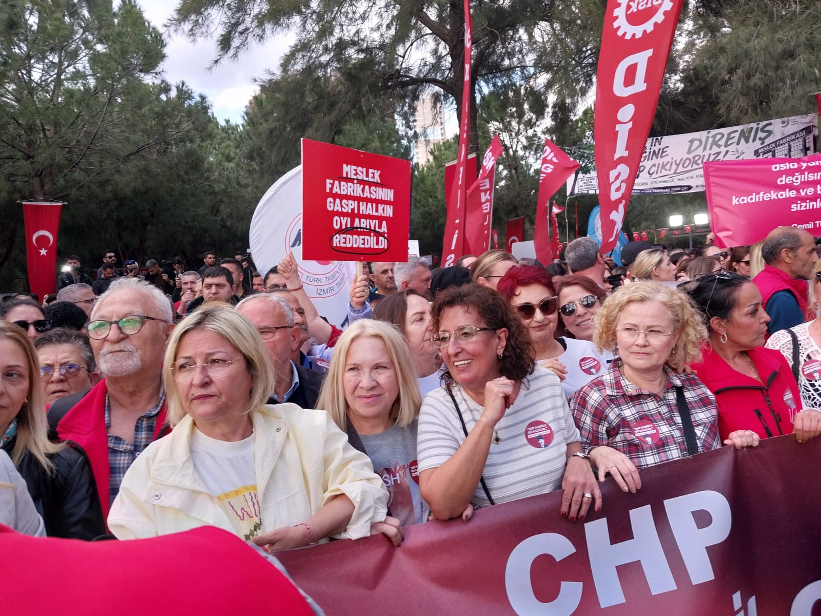 Meslek Fabrikası mitingi başlıyor: İzmirliler toplanmaya başladı 3 Meslek Fabrikası mitingi başlıyor: İzmirliler toplanmaya başladı