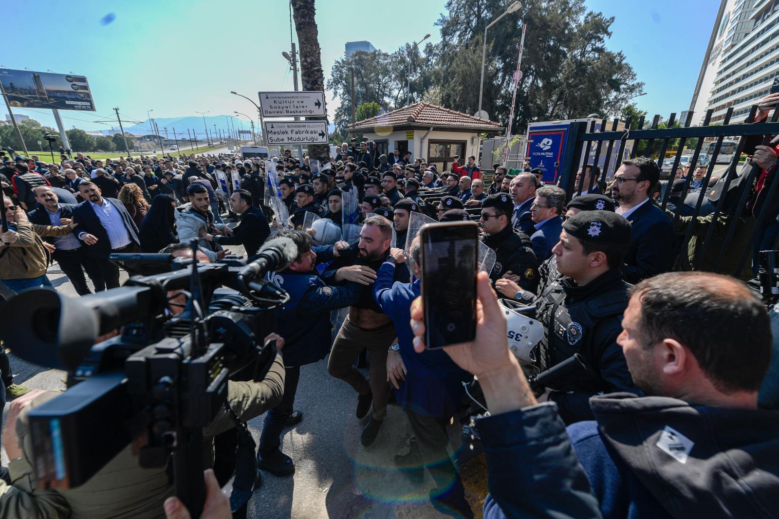 İzmir’de "Şafak" ablukası "Gazlı" müdahaleye döndü: Meslek Fabrikası önünde arbede! 2 İzmir’de "Şafak" ablukası "Gazlı" müdahaleye döndü: Meslek Fabrikası önünde arbede!