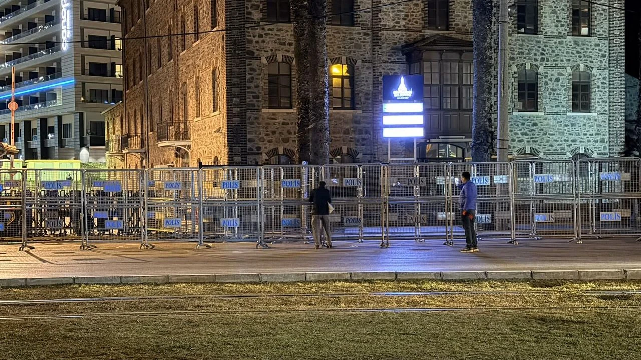 Meslek Fabrikası'nda gece yarısı operasyonu: TOMA'lar gitti, bariyerler geldi 2 Meslek Fabrikası'nda gece yarısı operasyonu: TOMA'lar gitti, bariyerler geldi