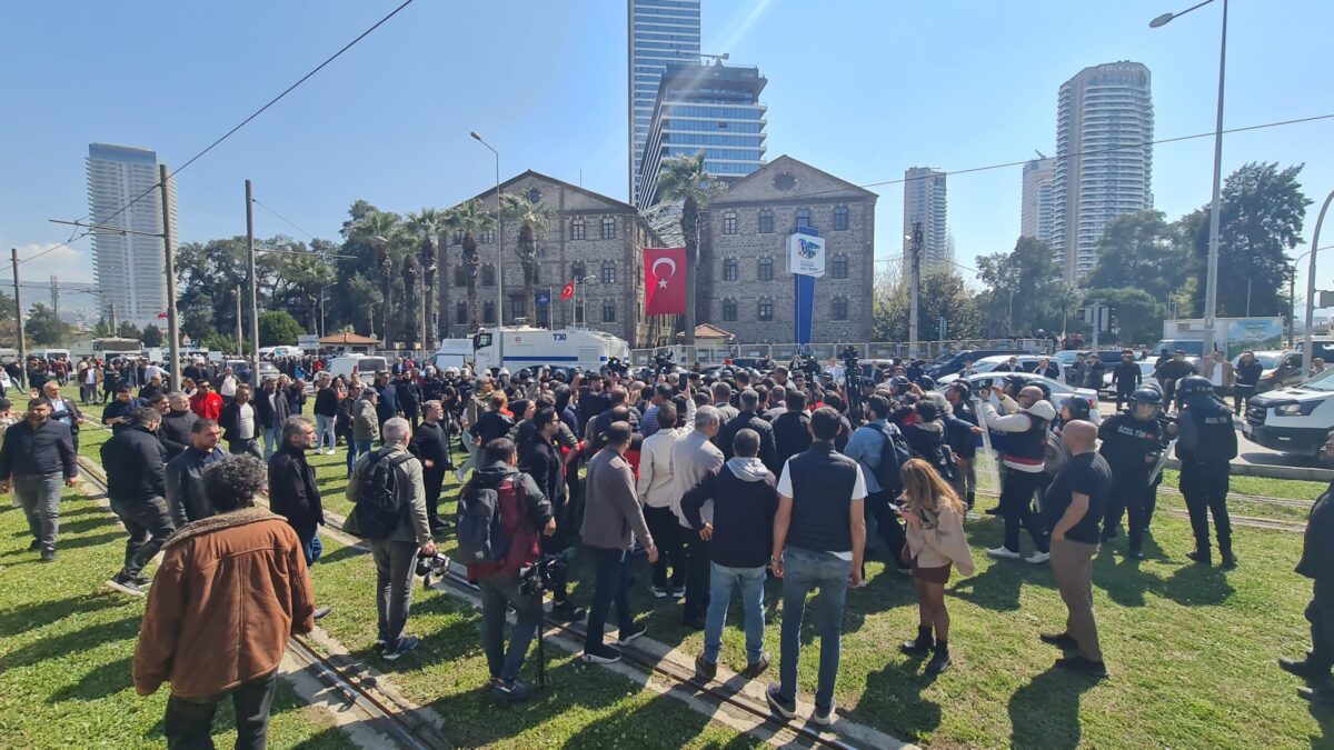 Meslek Fabrikası krizinde 'Pankart' arbedesi: Biber gazlı müdahale!