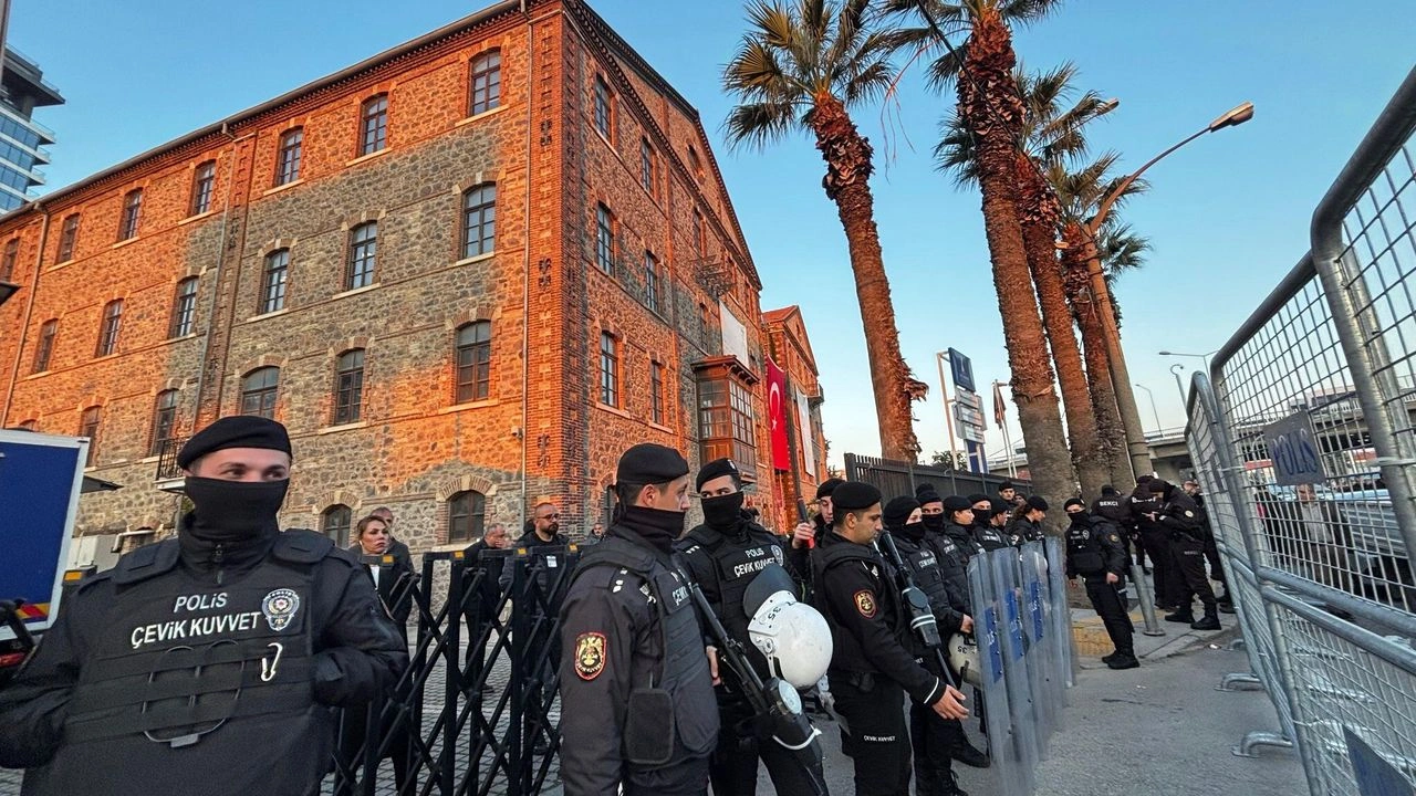 İzmir'de Meslek Fabrikası'na şafak baskını: Barikatlar kuruldu, giriş-çıkışlar kapatıldı!