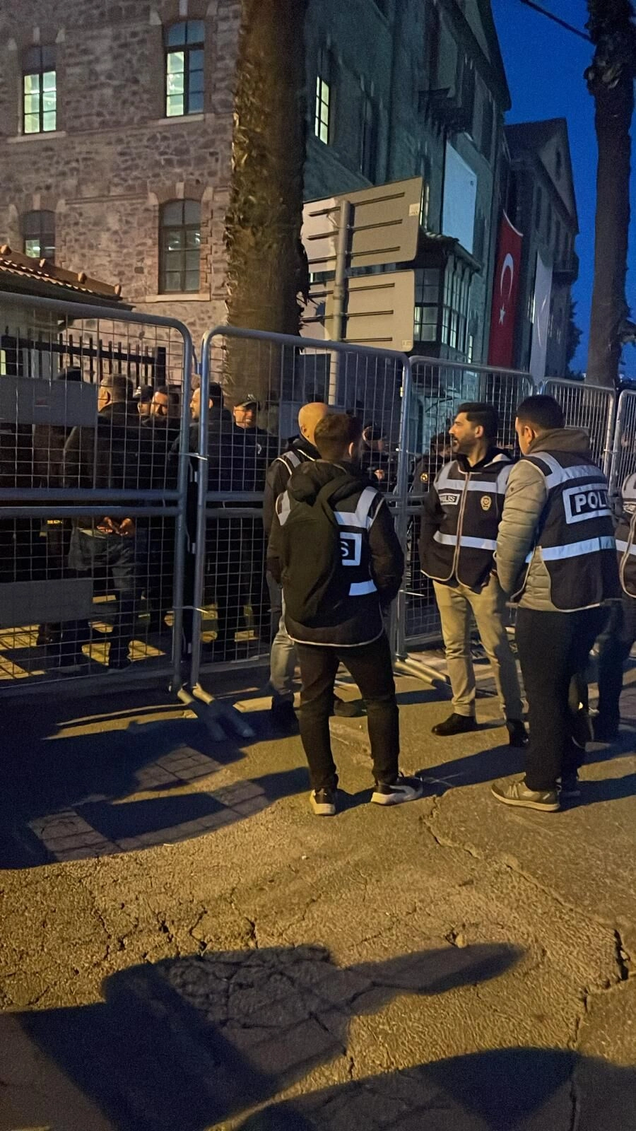 İzmir'de Meslek Fabrikası'na şafak baskını: Barikatlar kuruldu, giriş-çıkışlar kapatıldı!