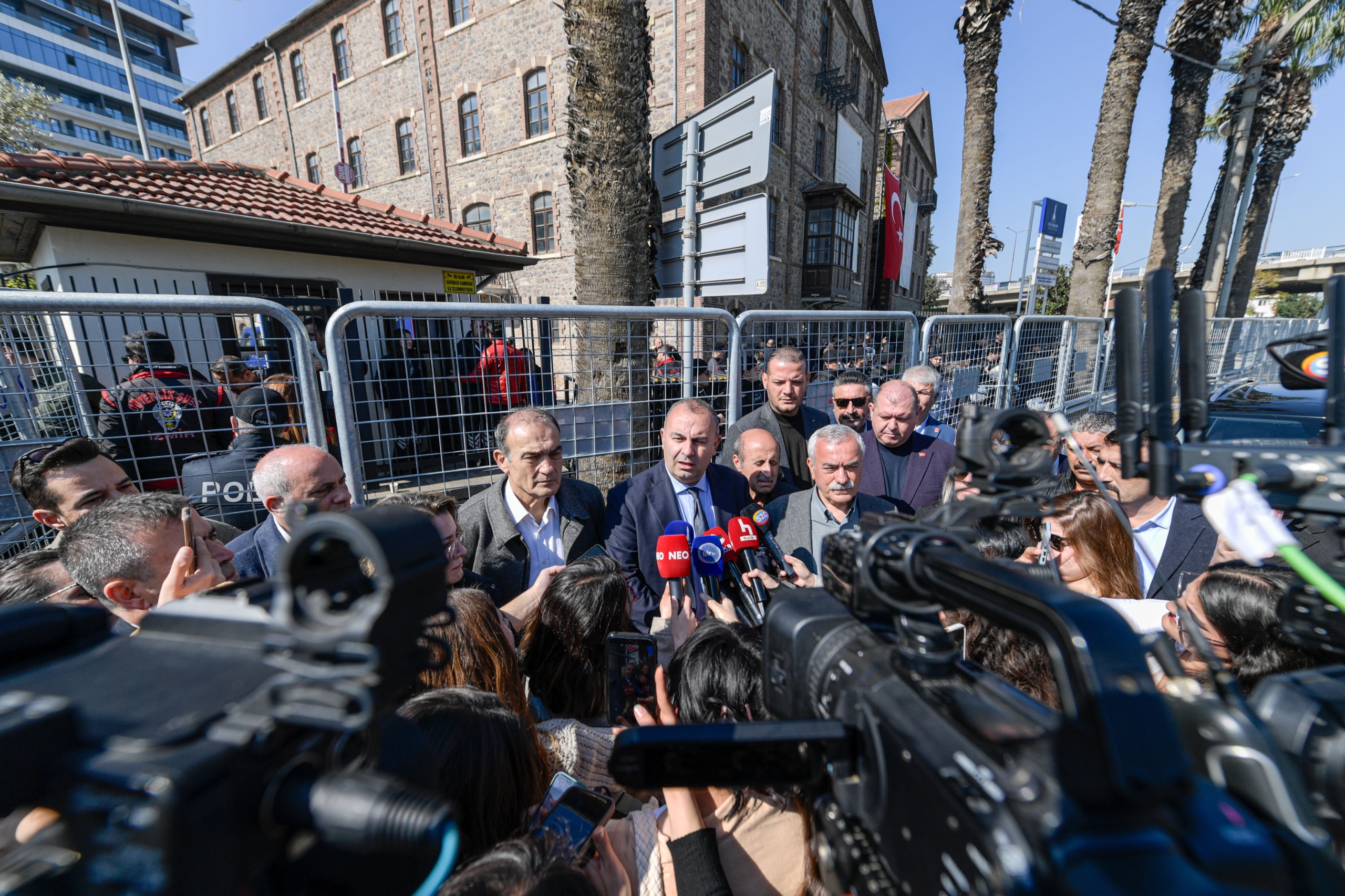 İzmir’de "Şafak" ablukası "Gazlı" müdahaleye döndü: Meslek Fabrikası önünde arbede! 3 İzmir’de "Şafak" ablukası "Gazlı" müdahaleye döndü: Meslek Fabrikası önünde arbede!