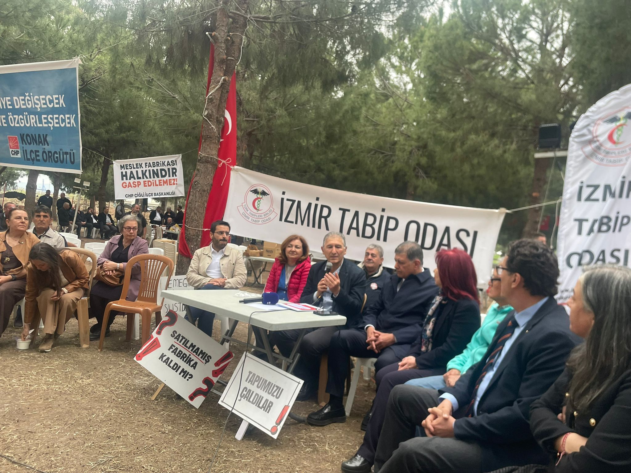 Nöbetin 9. gününde beyaz önlüklü destek: Tabip Odası'ndan Meslek Fabrikası'na 'vefa' duruşu!