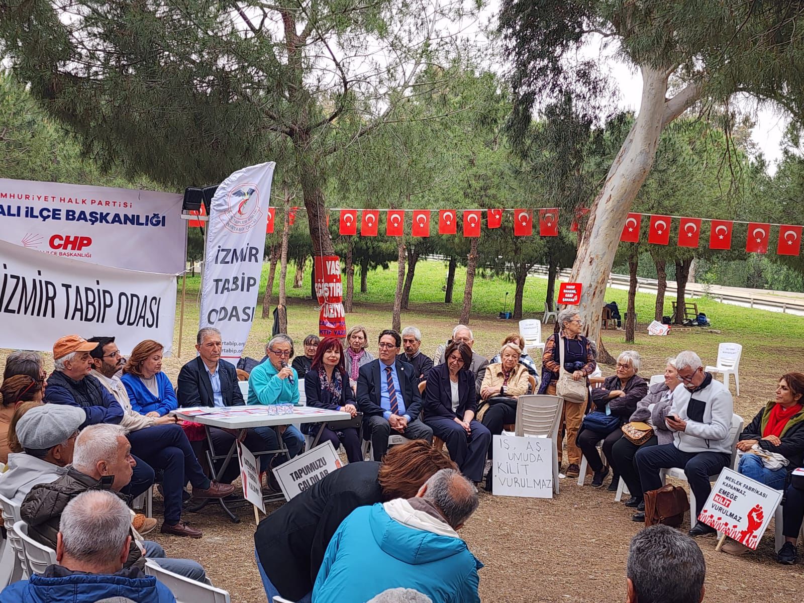 Nöbetin 9. gününde beyaz önlüklü destek: Tabip Odası'ndan Meslek Fabrikası'na 'vefa' duruşu! 1 Nöbetin 9. gününde beyaz önlüklü destek: Tabip Odası'ndan Meslek Fabrikası'na 'vefa' duruşu!