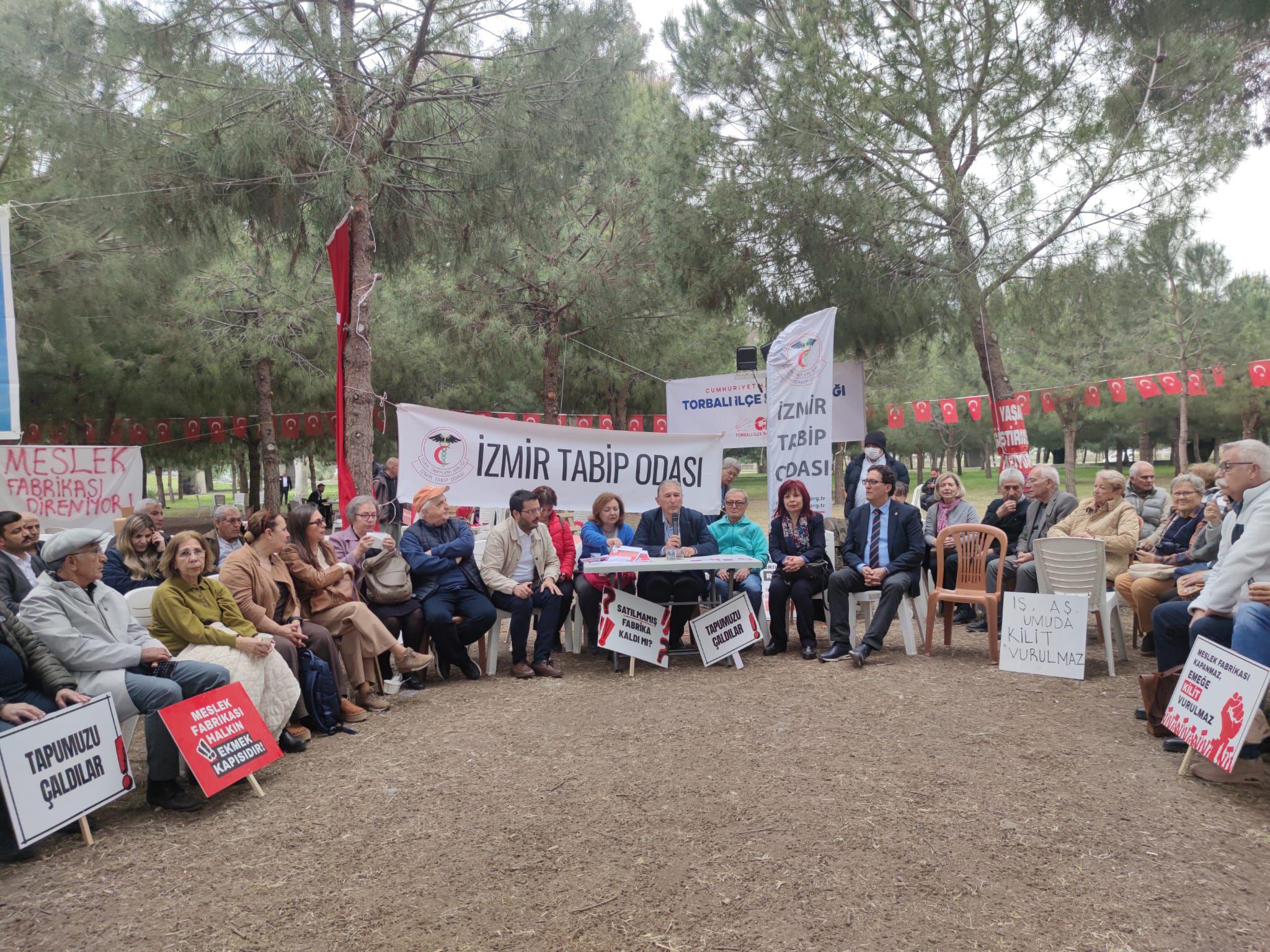 Nöbetin 9. gününde beyaz önlüklü destek: Tabip Odası'ndan Meslek Fabrikası'na 'vefa' duruşu! 3 Nöbetin 9. gününde beyaz önlüklü destek: Tabip Odası'ndan Meslek Fabrikası'na 'vefa' duruşu!