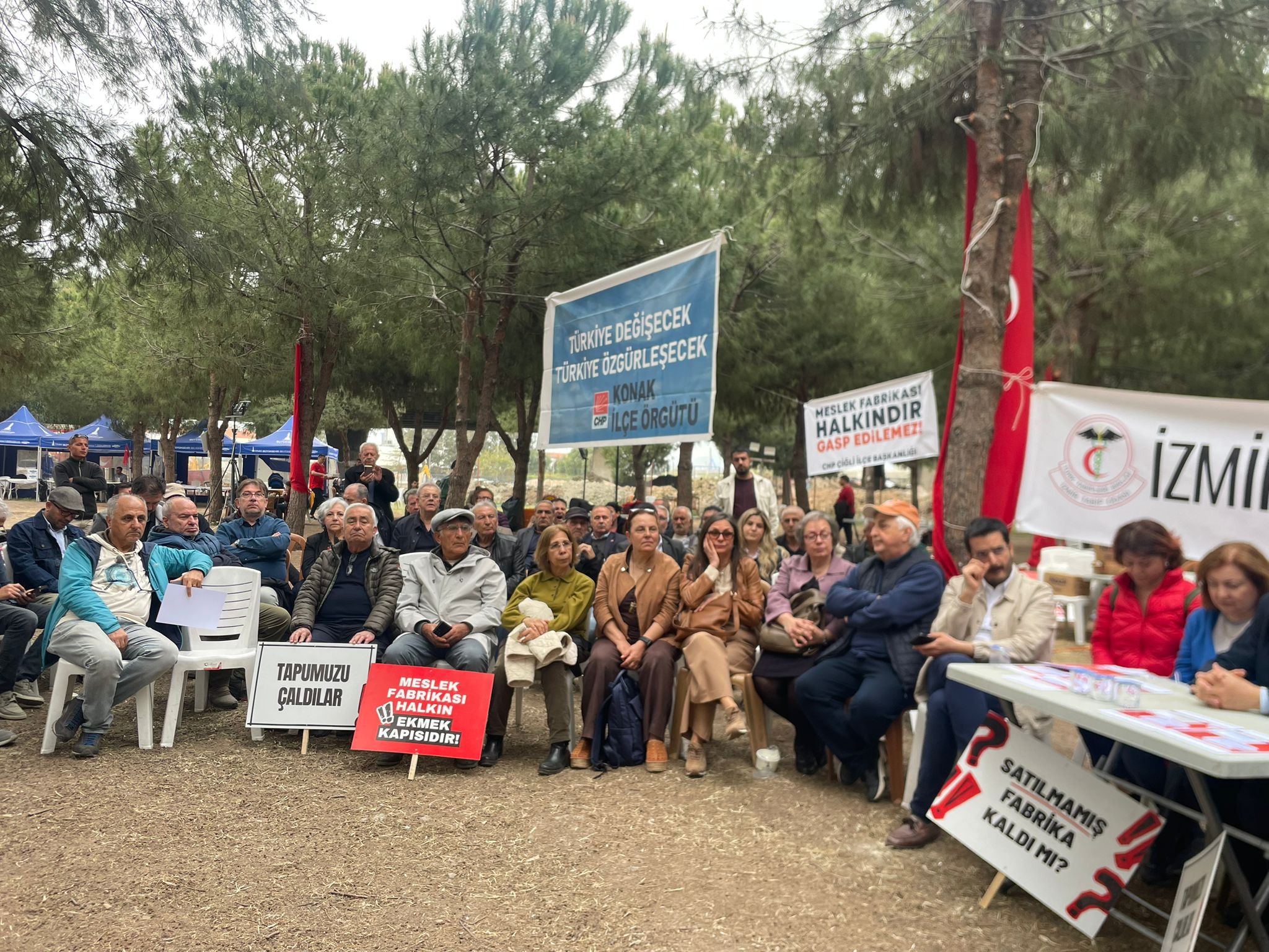 Nöbetin 9. gününde beyaz önlüklü destek: Tabip Odası'ndan Meslek Fabrikası'na 'vefa' duruşu! 4 Nöbetin 9. gününde beyaz önlüklü destek: Tabip Odası'ndan Meslek Fabrikası'na 'vefa' duruşu!