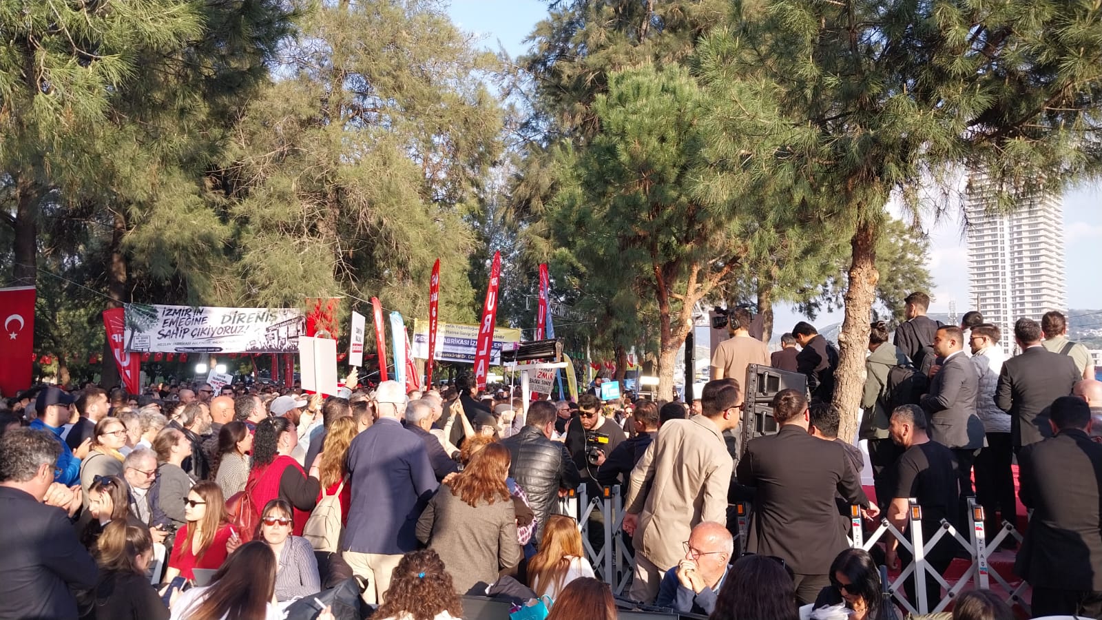 Meslek Fabrikası mitingi başlıyor: İzmirliler toplanmaya başladı 2 Meslek Fabrikası mitingi başlıyor: İzmirliler toplanmaya başladı