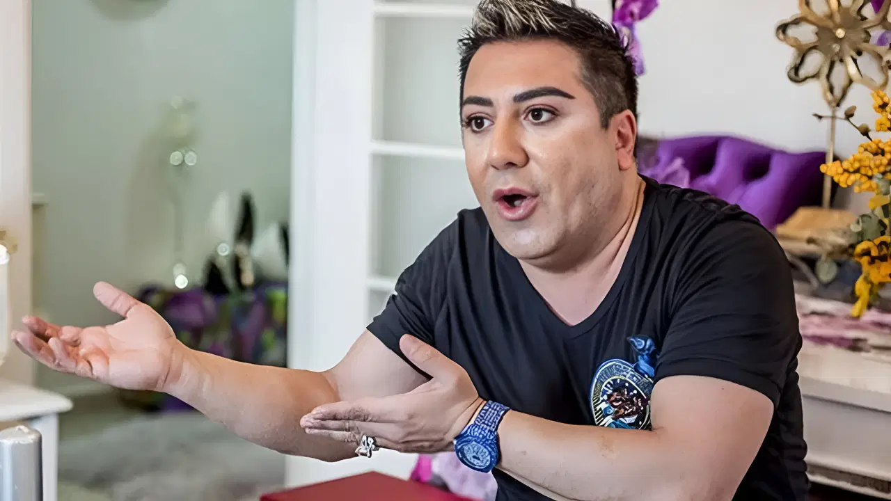 Sosyal medya fenomeni Murat Övüç, paylaştığı bir videoda başörtüsü takarak