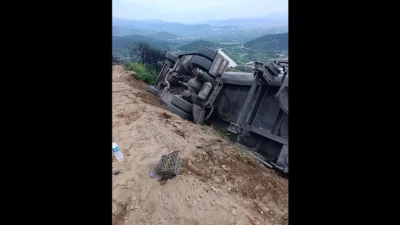 İzmir’in Ödemiş ilçesinde seyir halindeki bir kamyonun yoldan çıkarak şarampole
