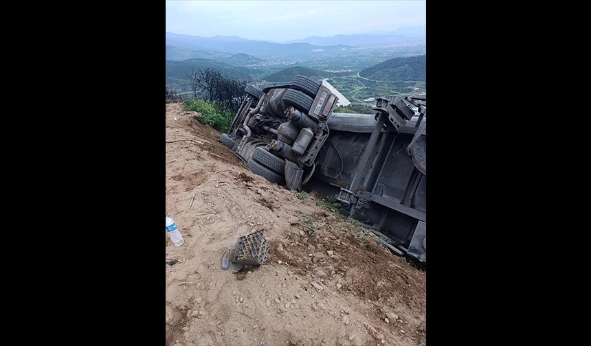 İzmir’in Ödemiş ilçesinde seyir halindeki bir kamyonun yoldan çıkarak şarampole