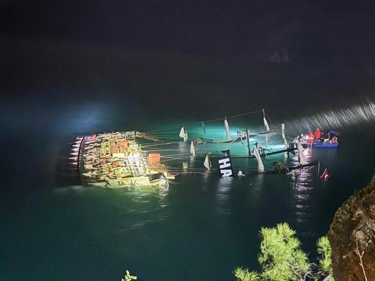 Ölüdeniz açıklarında fırtına sonucu batan tur teknesinde kaybolan personelin cesedine