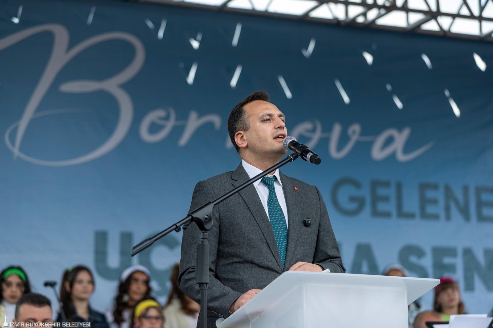 Tugay ve Eşki çocukların 'uçurtma sevincine' ortak oldu: Buruk kutlamada 'siyah balon' uçuruldu