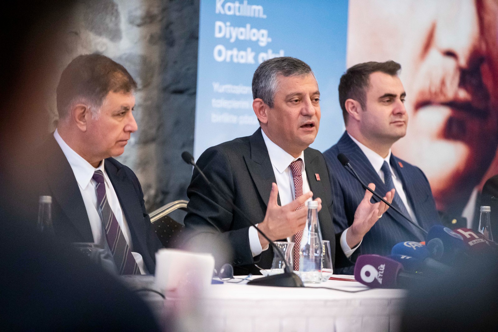 Özgür Özel İzmirli Romanlarla buluştu: 'Parlamentoda temsiliyetiniz şart'