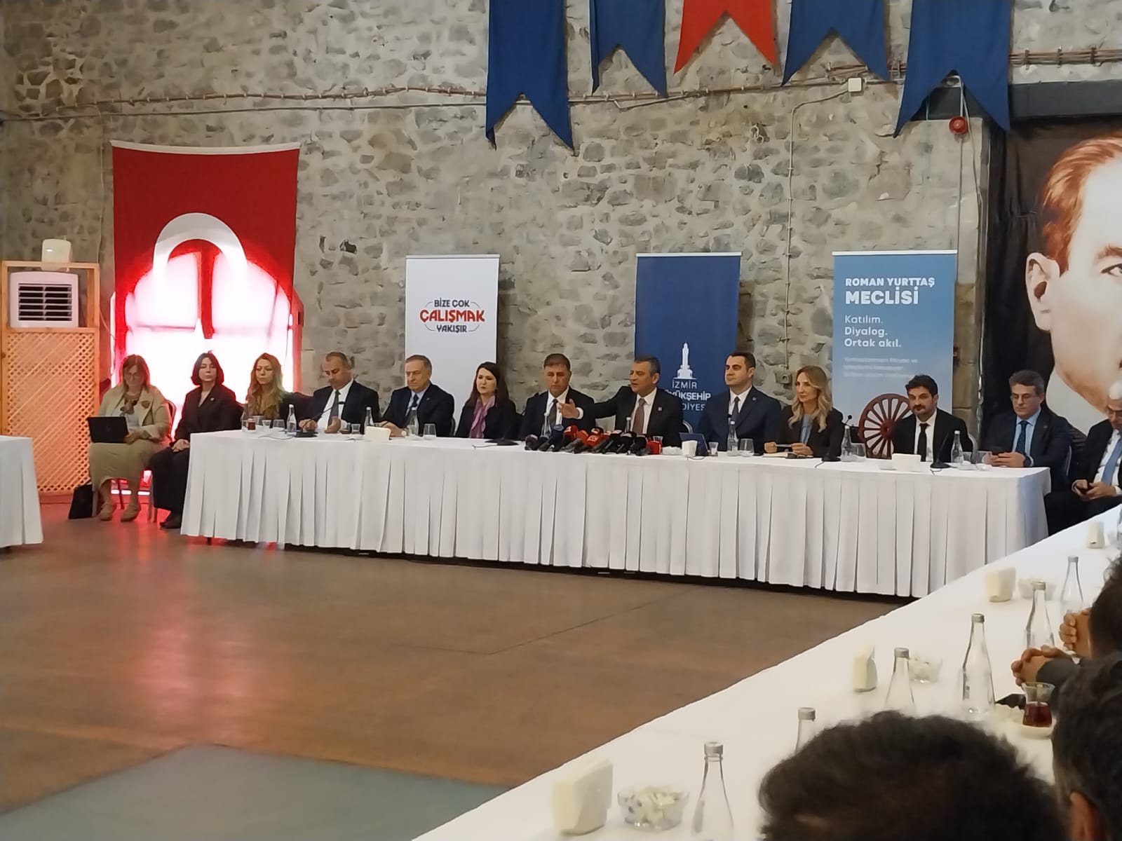 Özgür Özel İzmirli Romanlarla buluştu: 'Parlamentoda temsiliyetiniz şart'