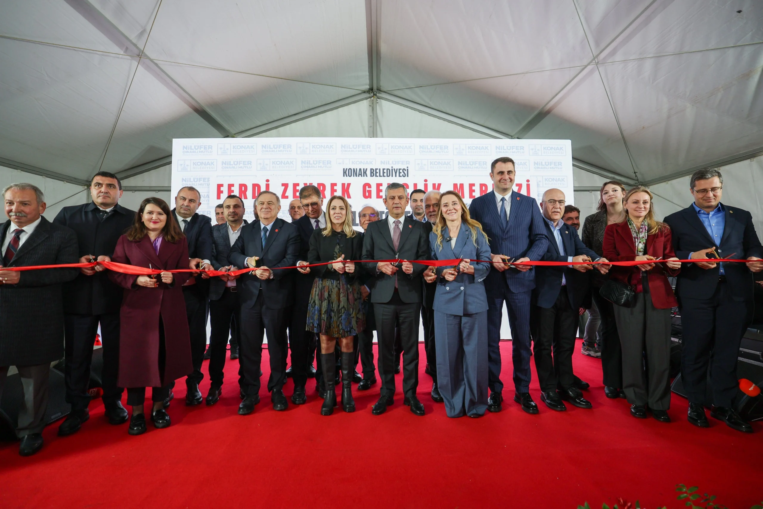 Özgür Özel İzmir’de talimatı verdi: “Tam yetki il başkanımızdadır"