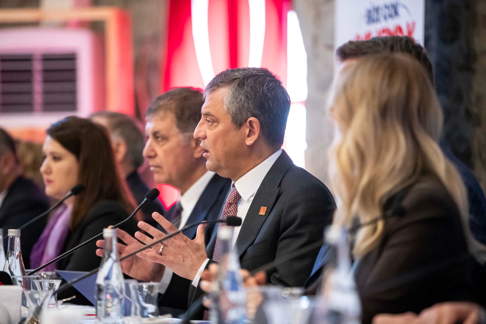 İzmir'den yükselen ses: 'Siyasetin Roman'larla sınavı mı Romanlar'ın siyasetle sınavı mı?'