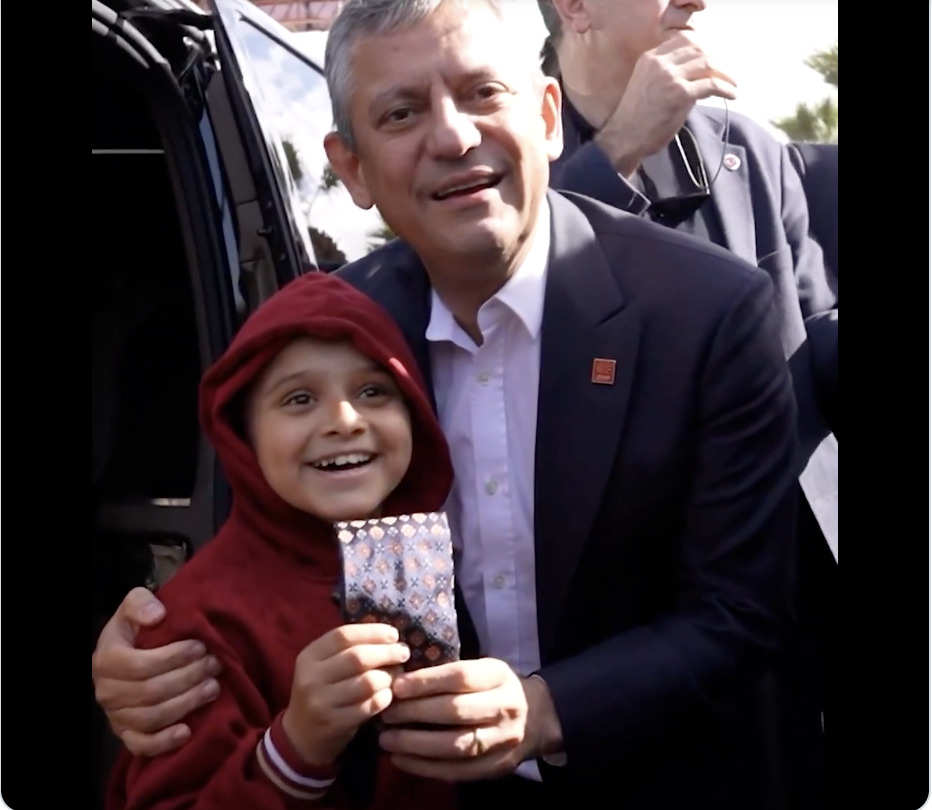 Özgür Özel İzmir'de kravatını hediye etti: 'Şu bakıştaki mutluluğu hiçbir şeye değişmem'