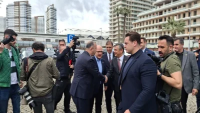 CHP Lideri Özel, İzmir programının ikinci gününe milletvekili zirvesiyle başladı.