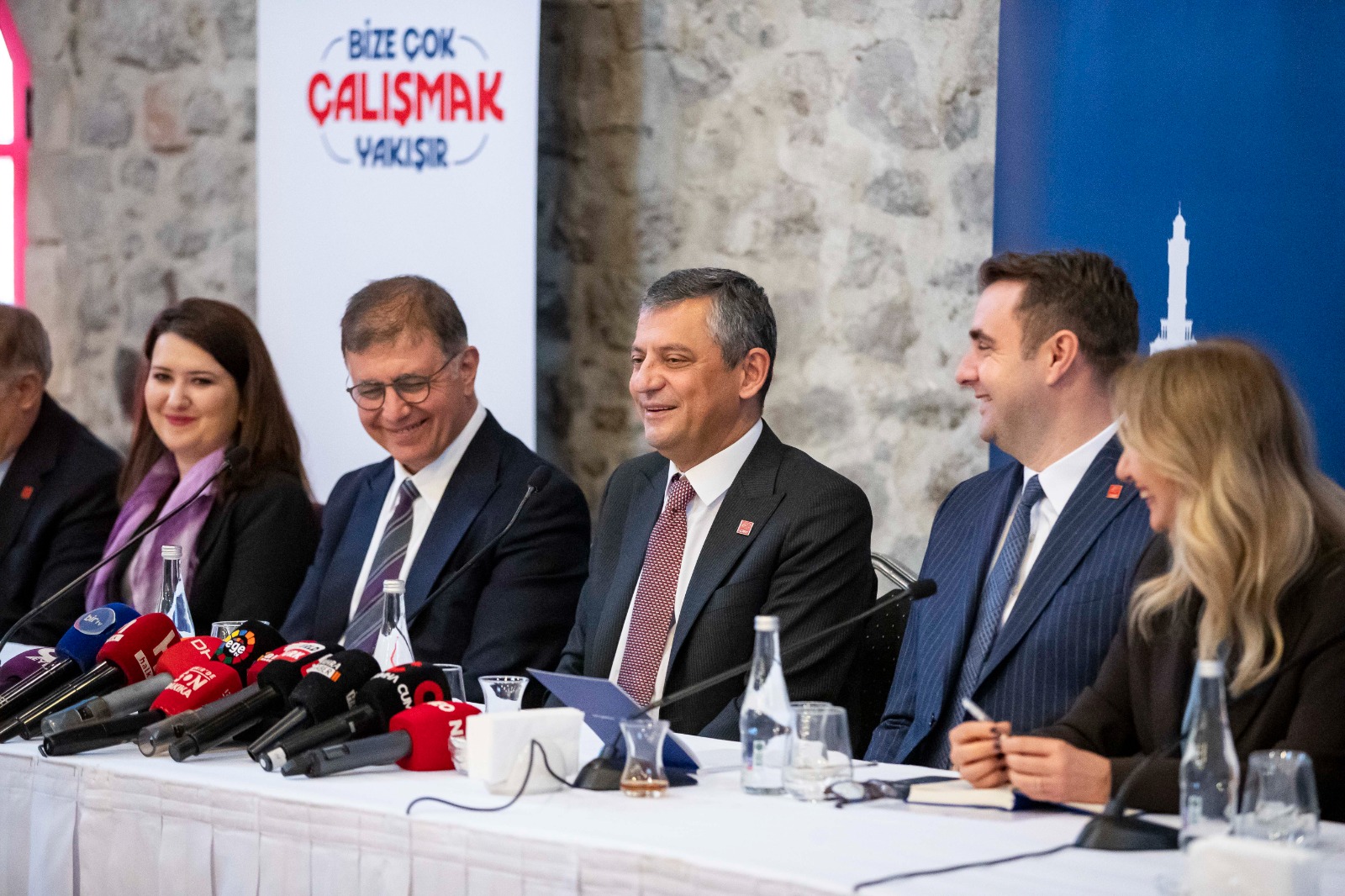 Özgür Özel İzmirli Romanlarla buluştu: 'Parlamentoda temsiliyetiniz şart'