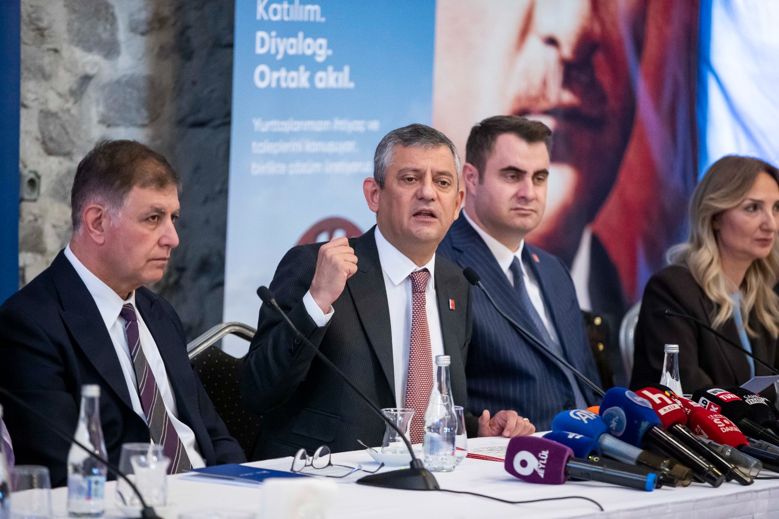 Özgür Özel İzmirli Romanlarla buluştu: 'Parlamentoda temsiliyetiniz şart'