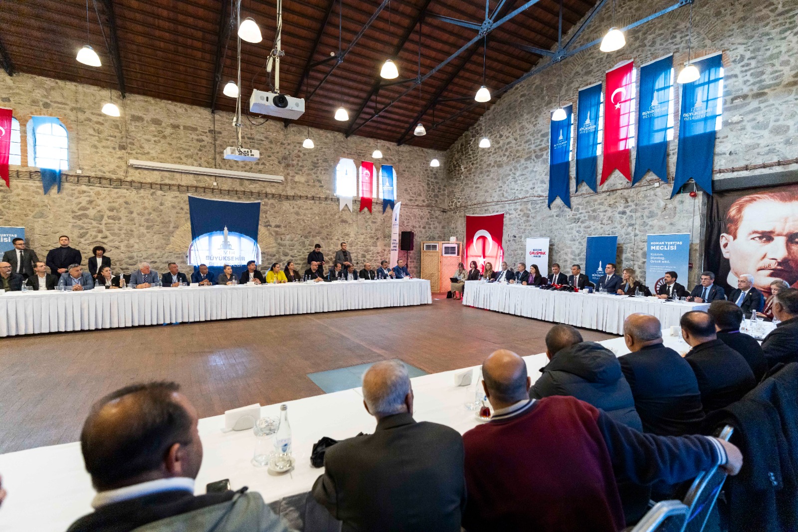 İzmir'den yükselen ses: 'Siyasetin Roman'larla sınavı mı Romanlar'ın siyasetle sınavı mı?'