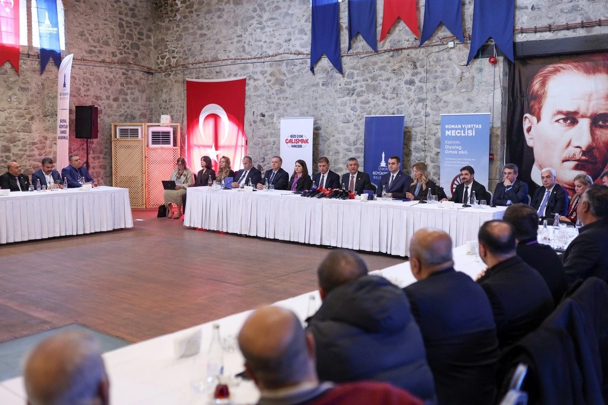 Siyasetin 'Roman' sınavı: 'Kağıt üzerinde vaatler mi somut çözümler mi?'