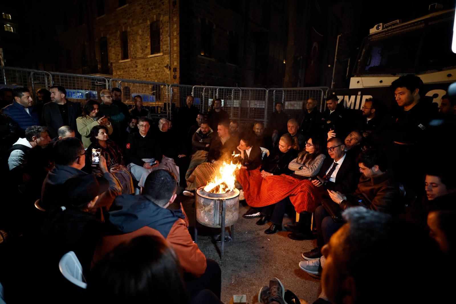 Tugay Meslek Fabrikası nöbetinin ilk sabahında: 'Haksızlığı kabullenemedik; gitmeyi düşünmüyoruz'