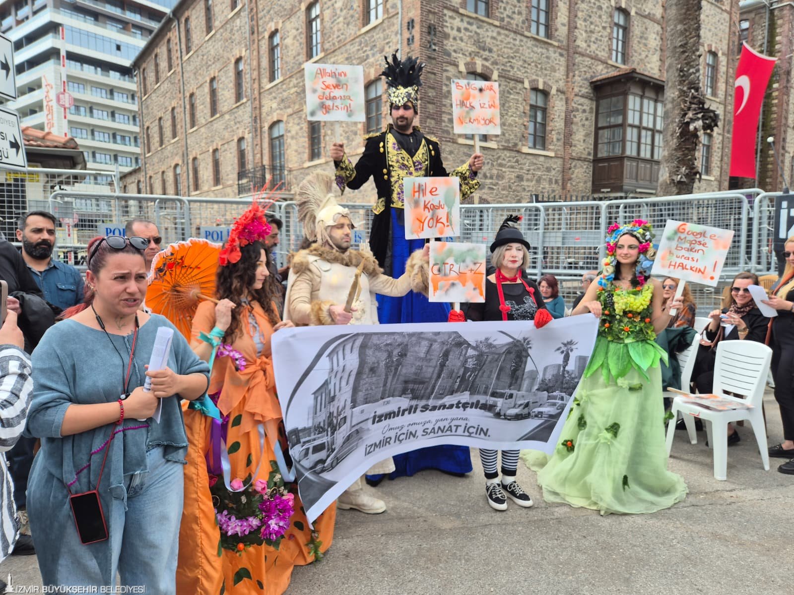 İzmirli sanatçılar ve Kent Konseyi 'Meslek Fabrikası' için tek yürek oldu: 'Buradayız, gitmiyoruz'