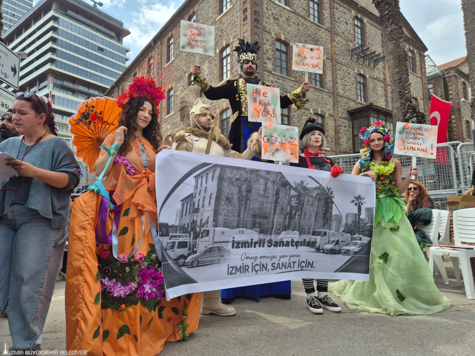 İzmirli sanatçılar ve Kent Konseyi 'Meslek Fabrikası' için tek yürek oldu: 'Buradayız, gitmiyoruz'